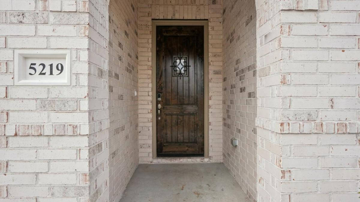 5219 Timpson - Porch